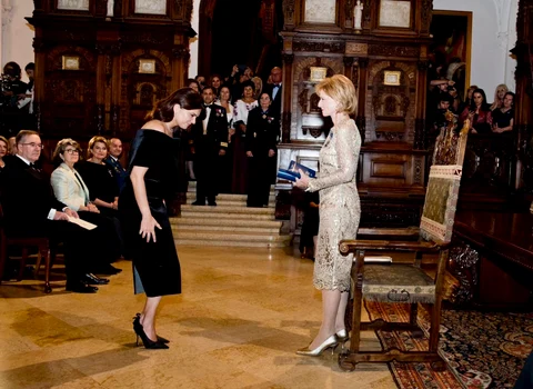 Malvina Cservenschi, decorată de Majestatea Sa Margareta la Castelul Peleș. FOTO: Instagram