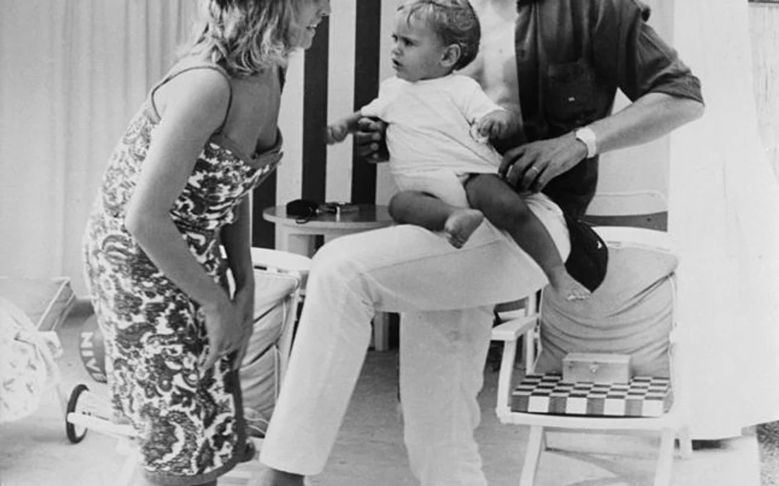 Nathalie Delon cu Alain Delon şi fiul lor Anthony în 1965 la Monte Carlo FOTO Getty Images / Keystone / Hulton Archive