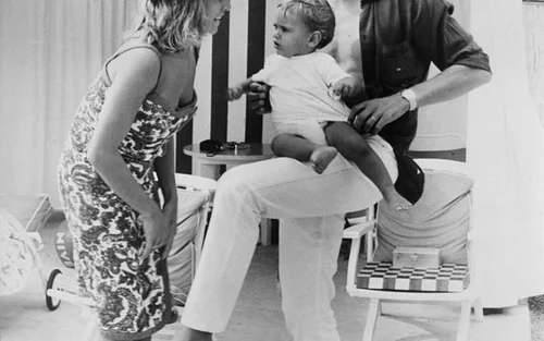 Nathalie Delon cu Alain Delon şi fiul lor Anthony în 1965 la Monte Carlo FOTO Getty Images / Keystone / Hulton Archive