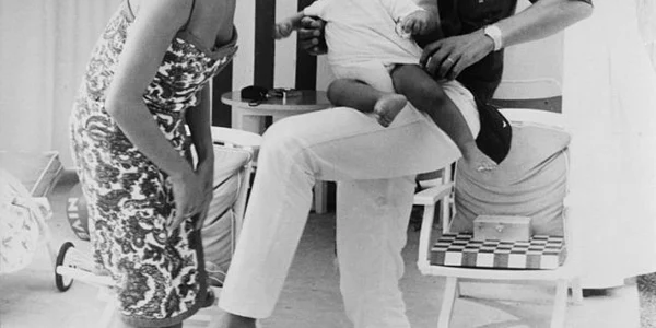 Nathalie Delon cu Alain Delon şi fiul lor Anthony în 1965 la Monte Carlo FOTO Getty Images / Keystone / Hulton Archive