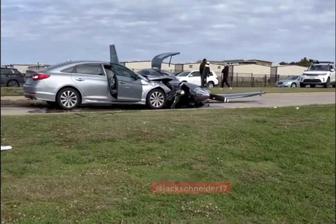 Avionul a rupt gardul de siguranță și s-a oprit într-un autoturism