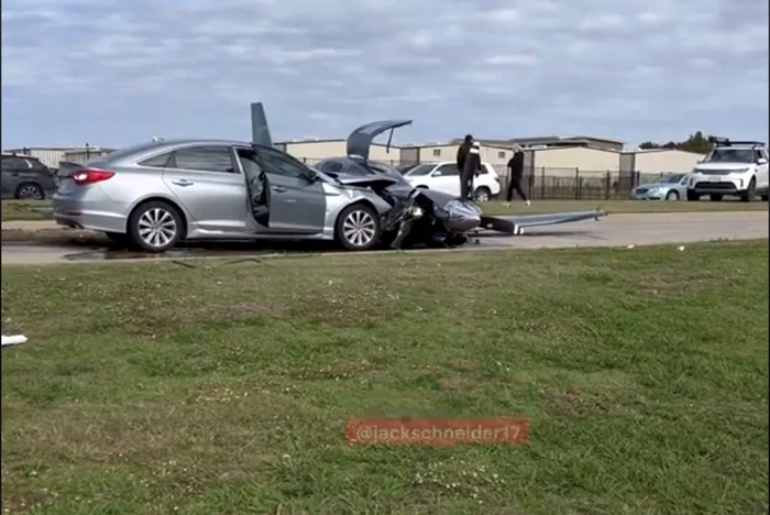 Avionul a rupt gardul de siguranță și s-a oprit într-un autoturism