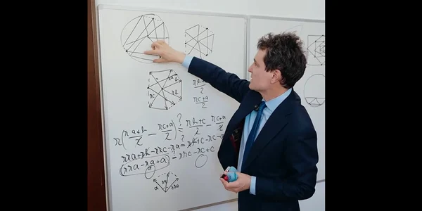 Nicușor Dan în timp ce rezolvă problema de matematică Foto Captură Video Youtube   Nicușor Dan jpg