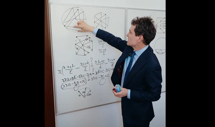 Nicușor Dan în timp ce rezolvă problema de matematică Foto: Captură video Youtube/Nicușor Dan