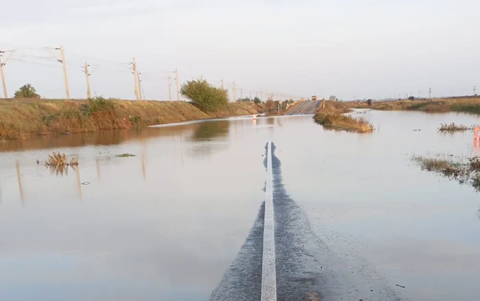 Drum național, afecta de inundații FOTO: Directia Regională de Drumuri si Poduri