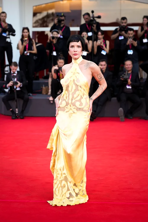 Halsey a purtat o rochie galbenă (Foto: Profimedia)