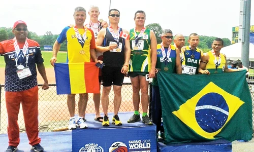 Alături de ceilalţi  componenţi ai  ştafetei de 4x100 m  jpeg