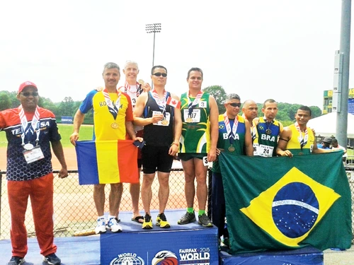 Alături de ceilalţi componenţi ai ştafetei de 4x100 m