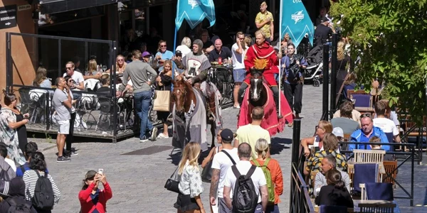 Cavaleri ai ordinului cavaleresc Tornamenteum patrulează străzile din Insula Gotland cu steaguri Păstraţi Distanţa 23 iulie 2020 FOTO EPA-EFE