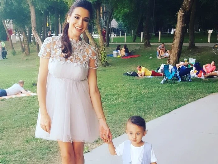 
    Claudia Pătrăşcanu este din nou gravidă, dar poartă rochii largi foto: arhiva personală  