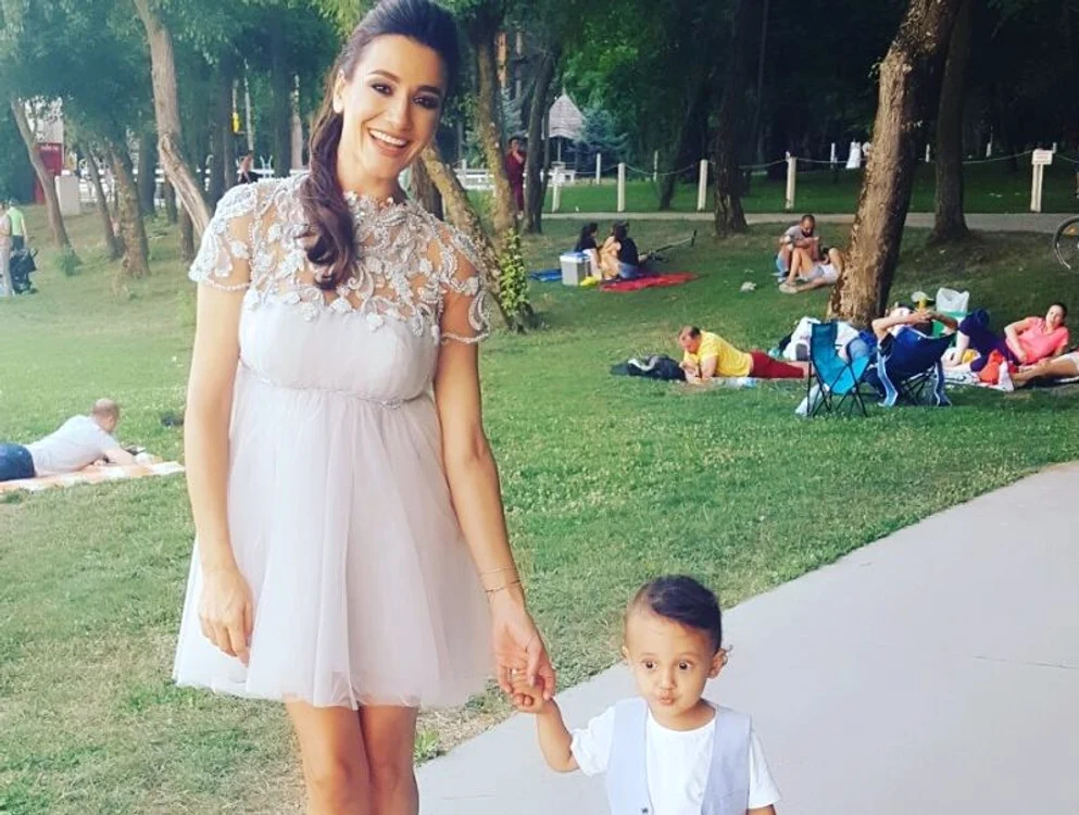 
    Claudia Pătrăşcanu este din nou gravidă, dar poartă rochii largi foto: arhiva personală  