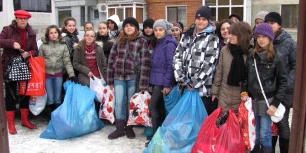 Copiii au plecat la Schitu încărcaţi cu daruri