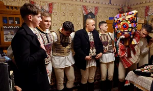 Ceata de feciori la colindat. Cercetare de teren, Comăna de Sus, 2023 (© Muzeul de Etnografie Brașov)