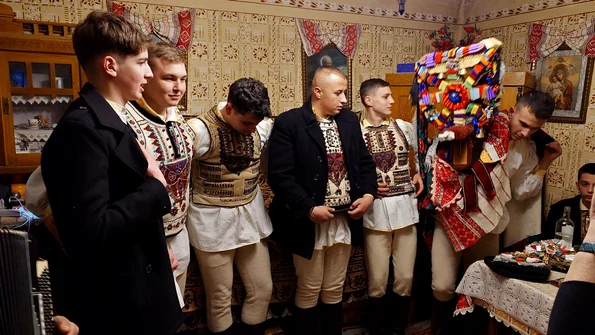 Ceata de feciori la colindat. Cercetare de teren, Comăna de Sus, 2023 (© Muzeul de Etnografie Brașov)
