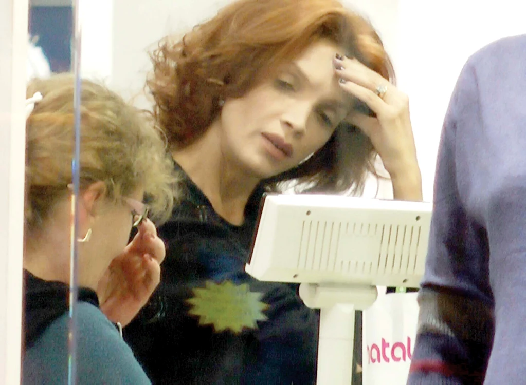 Cristina Spătar a fost surprinsă de fotoreporterii Click! vizibil afectată de ceea ce i s-a întâmplat soţului ei