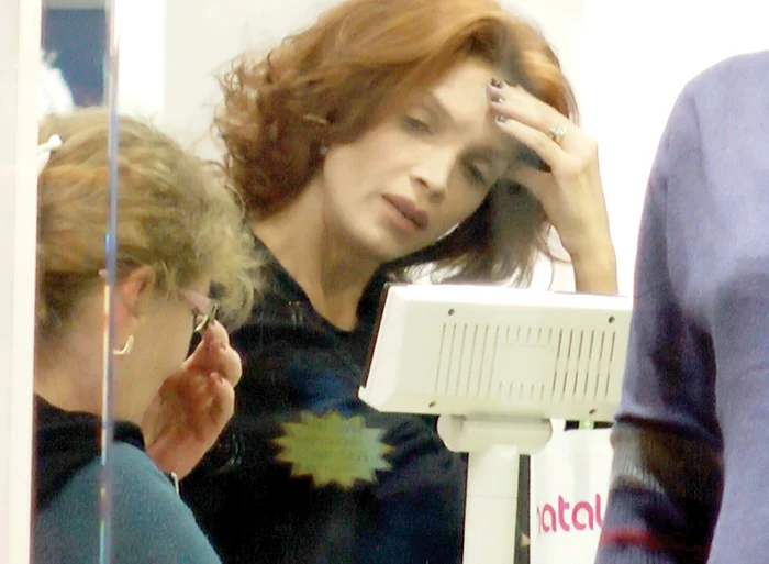 Cristina Spătar a fost surprinsă de fotoreporterii Click! vizibil afectată de ceea ce i s-a întâmplat soţului ei