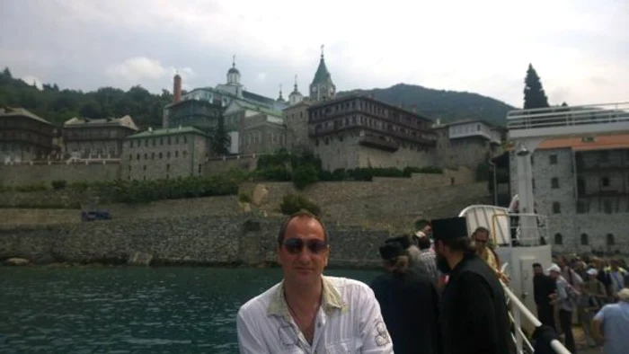 Artistul, impresionat de priveliștea de la Athos