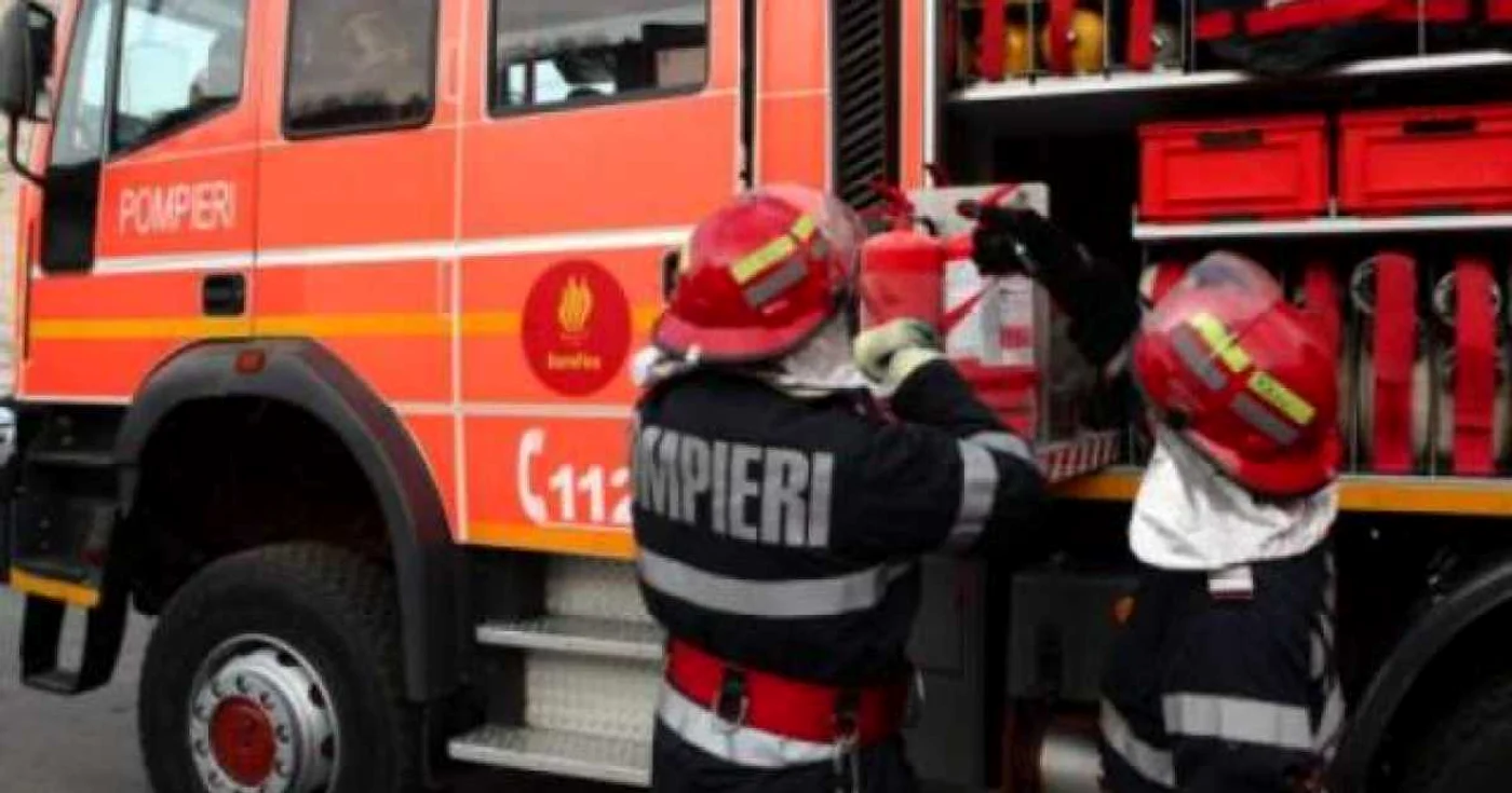Pompierii au reușit să stingă focul în mai bine de o oră