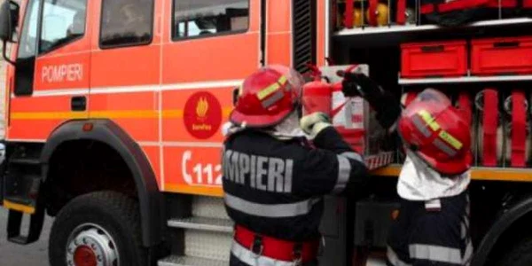 Pompierii au reușit să stingă focul în mai bine de o oră