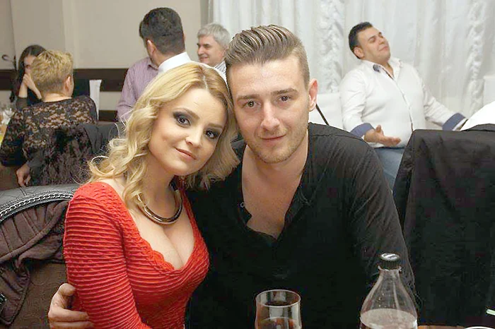 
    Înşelată, Ioana a părăsit căminul conjugal şi l-a lăsat pe solist să locuiască singur în casa din cartierul Ozanafoto: arhiva personală  