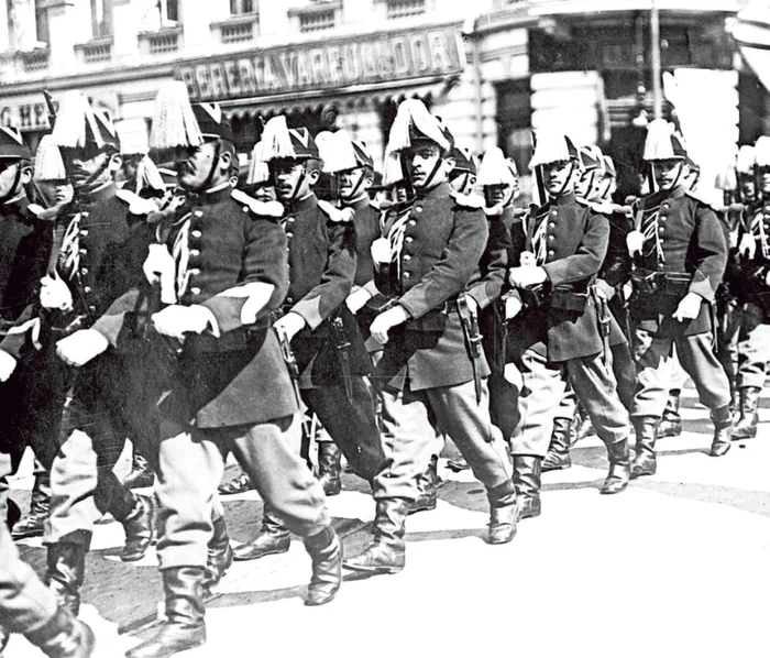 Un detașament de trupe din armata română defilează pe străzile Bucureștiului în septembrie 1915