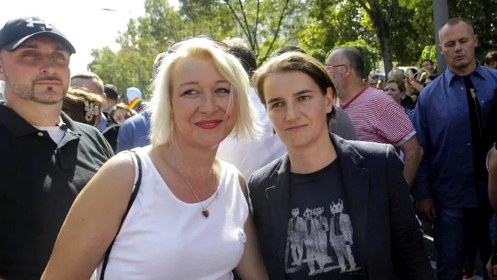 Ana Brnabici (dreapta) la Gay Pride în Belgrad FOTO EPA