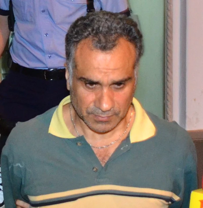 
    Kanan Ali, libanezul de 46 de ani care a înjunghiat-o pe fiica lui Adrian Enache, părea distrus în momentul în care a fost ridicat de poliţiştiFoto: Alex Muscaliu  