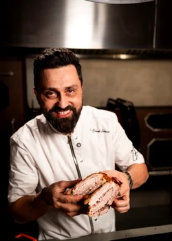 Chef Orlando Zaharia vă învață cum să gătiți Burtă de porc foto: Antena 1