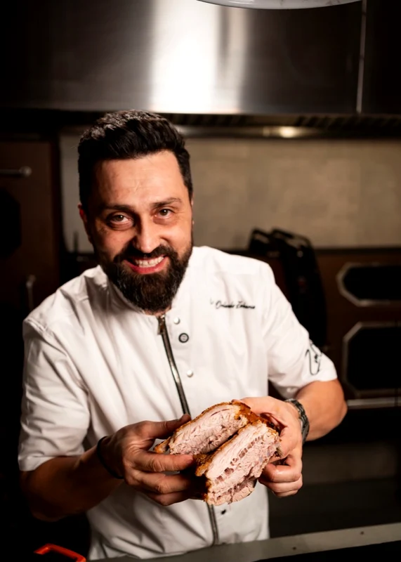Chef Orlando Zaharia vă învață cum să gătiți Burtă de porc foto: Antena 1 