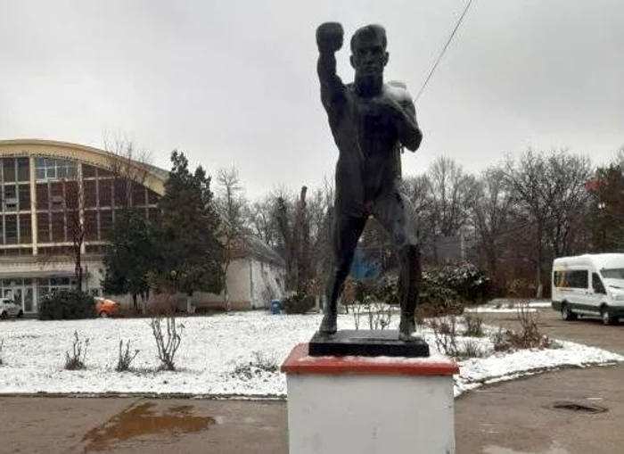 Statuia lui Nicolae Linca din Complexul Sportiv Floreasca FOTO dcnews