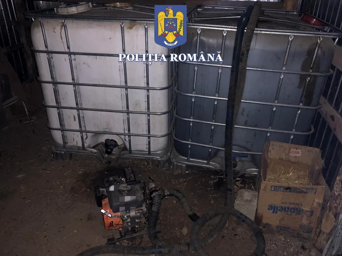 La percheziții s-au descoperit aproximativ 20 tone de produse petroliere furate FOTO: Poliția Română