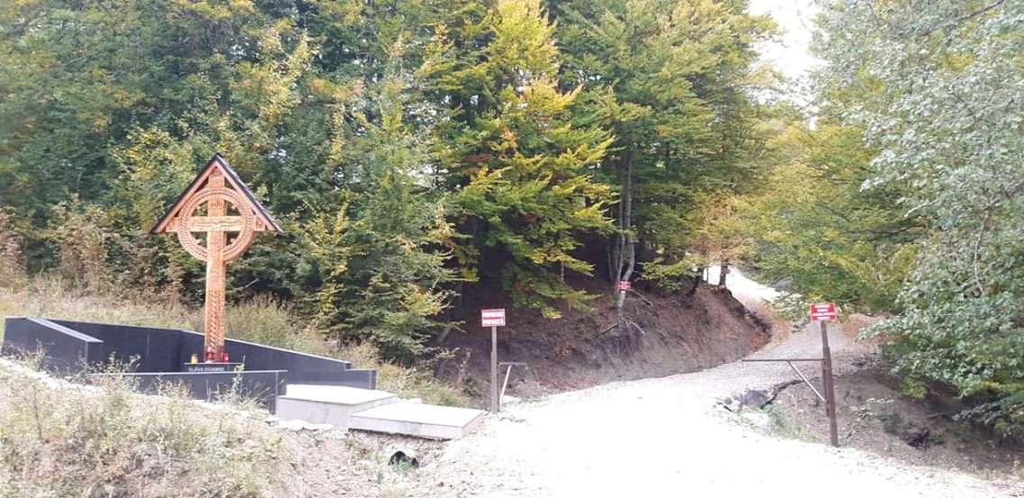 Intrarea pe proprietatea lui Gigi Becali din Comanca - Băile Olăneşti în judeţul Vâlcea Foto indiscret