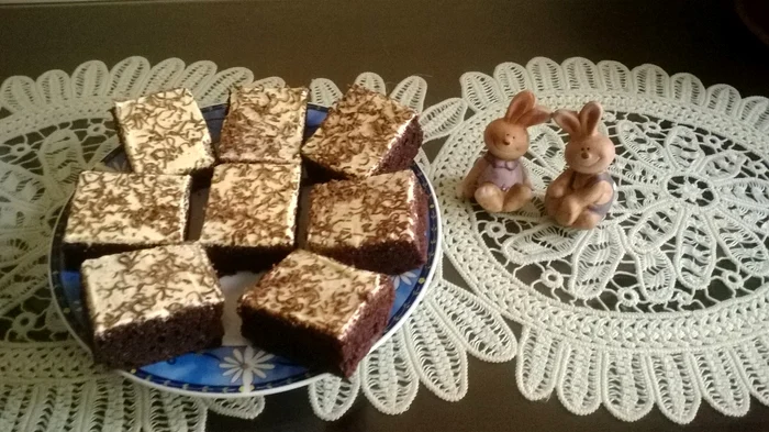 Prăjitură pufoasă cu cacao şi cremă de vanilie