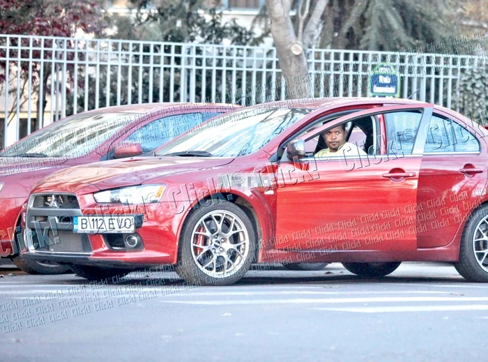 Cei doi încep să-şi admire, reciproc, maşinile, deşi modelul este identic