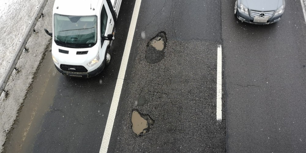 Budapesta, plină de gropi în carosabil. Aproape 4.000 de adevărate „cratere” afectează traficul. Despăgubirile pentru șoferi au crescut semnificativ