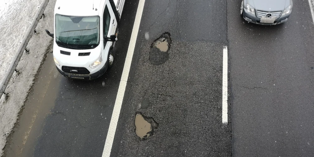 Budapesta, plină de gropi în carosabil. Aproape 4.000 de adevărate „cratere” afectează traficul. Despăgubirile pentru șoferi au crescut semnificativ