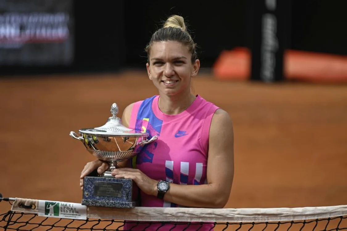 
    Simona Halep, cu trofeul de la Roma 2020FOTO: EPA  