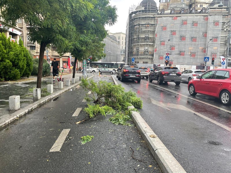 România, măturată de furtuni. Mai multe case inundate și culturi distruse: „are cineva o barcă?”