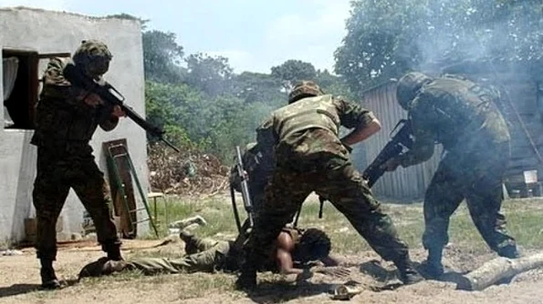 SÂNGE ŞI DIAMANTE OPERAŢIUNEA BARRAS DIN SIERRA LEONE jpeg