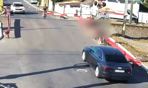 Constanta, copiii care traversează calea ferată pe lângă bariere jpg