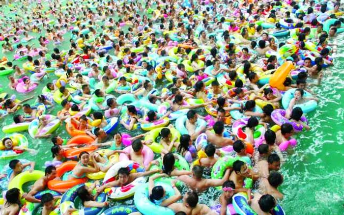 Chinezii au dat năvală în piscinele şi ştrandurile publice ca să se răcorească. FOTO Reuters