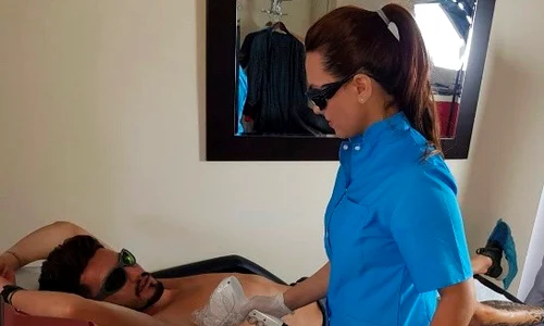 Cât timp îşi aşteaptă soţia la salon, Andrei profită şi îşi face şi el un tratament jpeg
