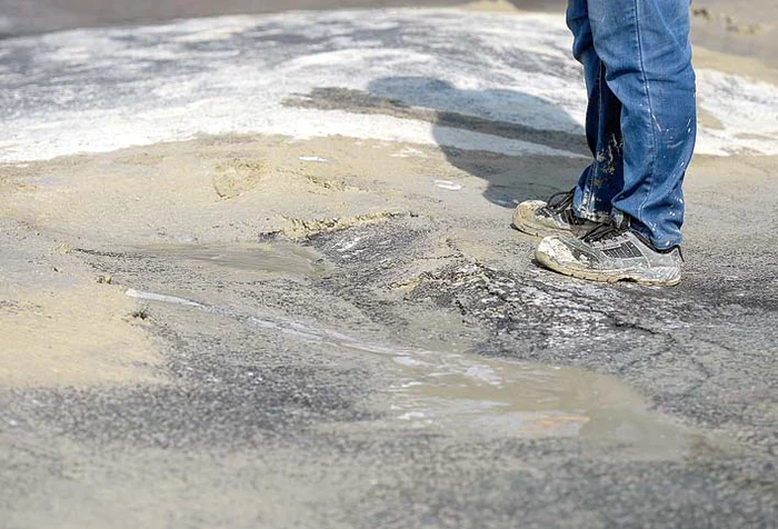 Pe strada dr. Dumitru Bagdasar asfaltul s-a crăpat şi a apărut vulcanul noroios