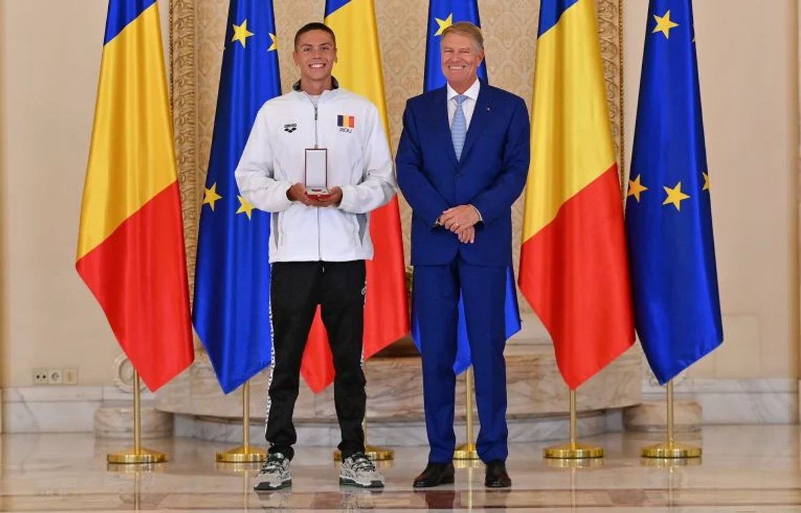 David Popovici, alături de președintele Klaus Iohannis, după decorarea cu Steaua României (Mediafax)