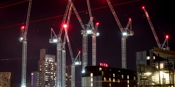 Macarale lucrează la ridicarea complexului Circle Square care include şapte clădiri de birouri apartamente de lux spaţii pentru magazine şi o parcare supraetajată în Manchester Marea Britanie FOTO Guliver / Getty Images / Christopher Furlong