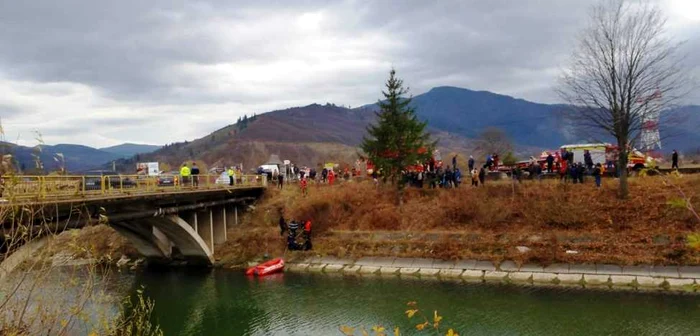 Maşina a plonjat de pe pod în canalul hidro al râului Bistriţa FOTO: stiri-neamt.ro