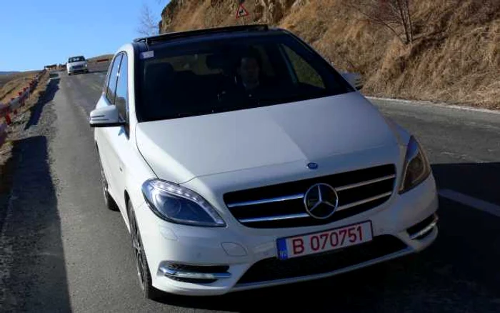 Mercedes-Benz Clasa B a venit sub formă de monovolum, cu un llook mai rafinat şi volume care o fac să pară mai masivă