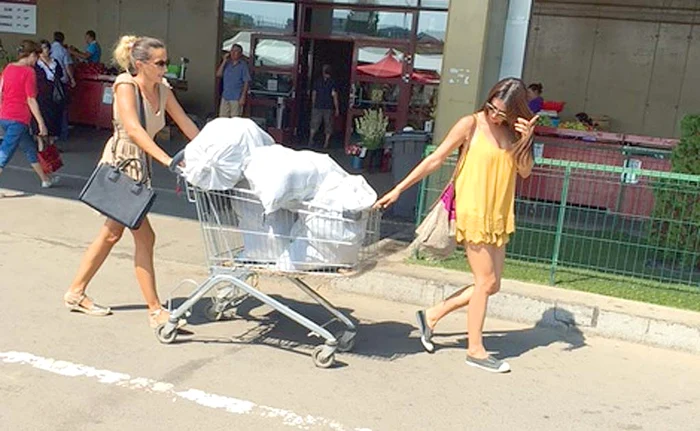 Diana Bart şi Crina Abrudan au cărat cu un cărucior sacii plini cu vinete