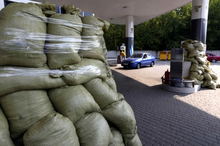 Pompele de combustibil din Doneţk au fost acoperite cu saci de nisip în perspectiva schimburilor de focuriFoto: Reuters