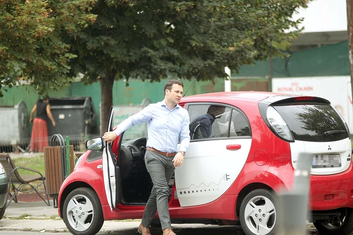 
    Robert Negoiţă conduce un Mitsubishi i-Miev care se încarcă la o priză normalăFoto: Mihai Ionescu  